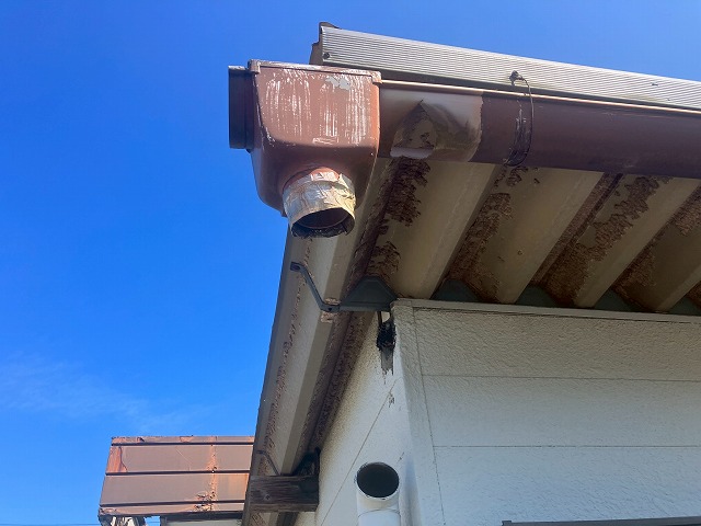 竪樋が外れて垂れ流し